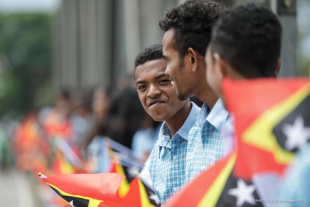 Estudante sira ka&#039;er bandeira RDTL wainhira simu PR Lu Olo iha Gleno (17/11)