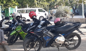Motorizada sira ne&#039;ebé para hela iha liuron parte jardin Motael nian.