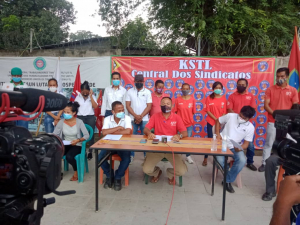 Konfederasaun Sindikatu Timor-Leste (KSTL), halo hela konferensia imprensa iha Edifisiu KSTL, Bemori-Díli, sesta (30/04).