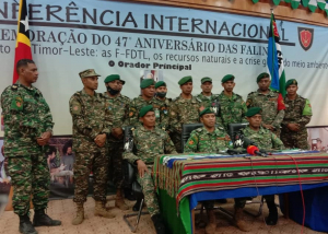 Portavóz Komandu FALINTIL-Forsa Defeza Timor-Leste (F-FDTL) Kapitão José da Costa Nunes, hamutuk ho ekipa hala&#039;o konferensia Imprensa.