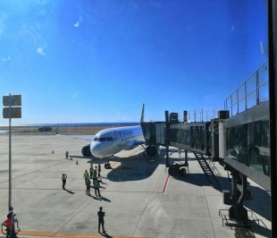 An Indonesian airplane landed in the first newest and modern airport of Rota de Sandalo Oekuse (18/06)