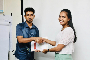 Formadora TIC TIMOR, Michaela entrega hela sertifikadu apresizaun ba formandu.