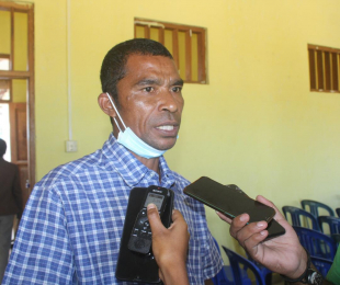  Prezidente CU-RADIFU, Américo Lopes, ko&#039;alia hela ba média sira iha salaun enkontru Postu Administrativu Ainaru Villa, sexta (09/07).