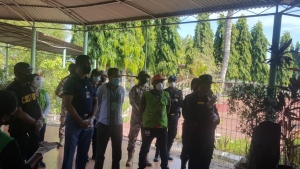 Autoridade sira halo esklaresimentu ba Timor sira ne&#039;ebe fila husi Australia, iha Aeroportu Nicolao Lobato Komoro, Dili (28/3)