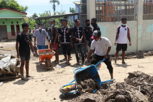 Membru GAM husi Keras Sakti, IKS-PTL suru hela taho hodi fakar iha estrada ibun hodi hein kareta atu transporta ba lixu fatin Tibar, kinta (08/04/2021).