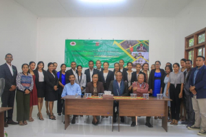 Ministru Asuntus Parlamentár no Komunikasaun Sosiál (MAPKOMS), Francisco Martins da Costa Pereira Jerónimo, hasai foto hamutuk ho ekipa autoridade Munisipiu no formandu sira.