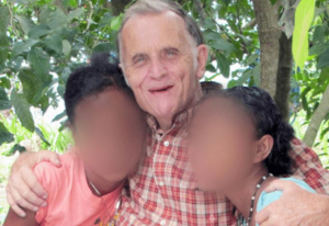 Eis Padre RD ne&#039;ebe hakuak hela labarik sira ne&#039;ebe hela iha Orfonato Topo Honis, momentu liuba. 