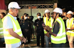 Primeiru Ministru (PM), Jenerál Taur Matan Ruak, dadalia hela ho Diretór Kompaña Jonize Unip. Lda ne’ebé halo reabilitasaun ba Estrada Tasitolu.