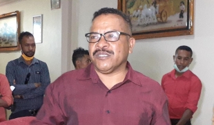 Konselleiru Maximu partidu KHUNTO, Jose dos Santos Naimori, ko&#039;alia ba jornalista sira iha sede partidu KHUNTO iha Manleu-Ana, Dili (30/4)