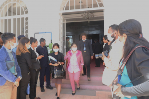 Ministra Saúde dr. Odete Maria Freitas Belo, MPH lao sai husi odamata palasiu Governu hafoin partisípa Reuniaun Konsellu Ministru iha Palácio Governu, Dili (26/*)