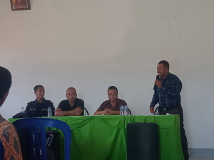 Administradór Postu Administrativu Fatumea, Munisípiu Covalima, Geraldo Orleans, ko’alia hela iha sorumutu entre Sekretáriu Estadu Koperativa, Elizário Ferreira, Fatumea, kuartu (21/09).