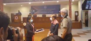 Primeiru Ministru Taur Matan Ruak akompanha husi komandante SIJK, Brigadeiru Jeneral, Aluk entrega dokumentus ba Ministra Saude, Odete M. Freitas Belo iha CCD (30/6)