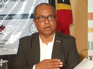 Diretór Ezekutivu BNCTL Brigido de Sousa, ko&#039;alia ba jornalis sira iha konferensia Imprensa konjunta iha MSSI, Kaikoli, Dili (3/6)