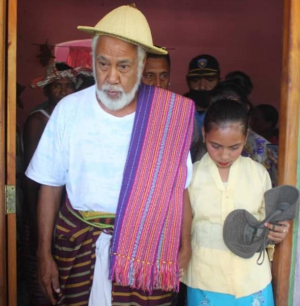 Eis-Prezidente da Republika (2002-2007) Kay Rala Xanana Gusmao iha hatais tuir kustume Manatuto-Anan nian