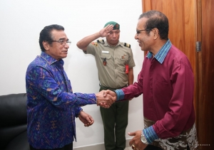 Primeiru Ministru Taur Matan Ruak ka&#039;er liman ho Prezidente Republika Dr. Francisco Guterres Lu Olo, wainhira hala&#039;o enkontru semanal iha palasiu Prezidensial (6/2)