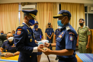 Komandante PNTL, Komisáriu Polísia, Faustino da Costa (loos) konversa hela ho Komandante foun UPF), Superintendente Polísia, Euclides da Costa Belo (karuk), hafoin pose iha kaikoli (01/07).