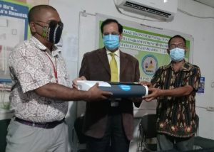 Reprejentante OMS iha Timor-Leste, Arvind Mathur, (klaran) entrega hela mákina printer ba Diretór Ezekuta AHDMTL, Gaspar Afonso, (karuk) hetan akompaña husi Diretór Diresaun Promosaun no Protesaun ba Direitu Difisiensia, Mateus da Silva (los), iha Salaun AHDMTL, Manleu, kinta (07/10).