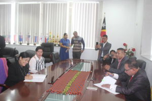Ministru Justisa (MJ), Manuel Cárceres (loos) asina hela akordu ho Ministra Saúde (MS), Odete Freitas Belo hodi haforsa akordu servisu ba tratamentu saúde prizioneiru sira nian iha prizaun laran, kuarta (16/12).