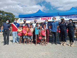 Komunidade inklui labarik sira ne&#039;ebé tama ba foti pakote ai-han husi PNTL Dili ho ekipa husi embaixada Filipina nian iha komandu Dili Kaikoli, sexta (28/05).