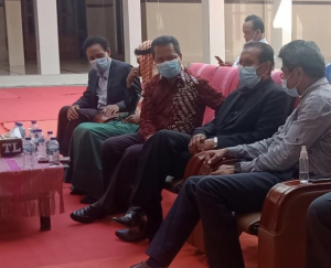 Prezidente Parlamentu Nasionál (PN), Aniceto Longuinhos Guterres Lopes ho Primeiru Ministru (PM), Taur Matan Ruak no membru sira presta omenajen ba Saidozu Djafar Alkatiri iha Mesjid Kampung Alor kuarta (10/11).