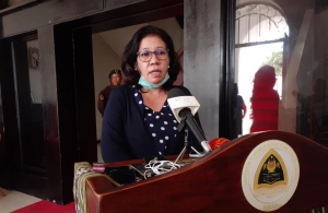 Ministra Finansas interina, Sara Lobo Brites hafoin hasoru malu ho Primeiru Minikstru Taur Matan Ruak, ko&#039;alia ba jornalista sira iha palasiu do Governu (6/4)