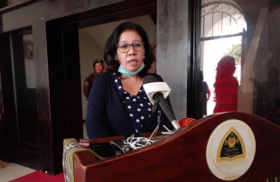 Ministra Finansas interina, Sara Lobo Brites hafoin hasoru malu ho Primeiru Minikstru Taur Matan Ruak, ko&#039;alia ba jornalista sira iha palasiu do Governu (6/4)