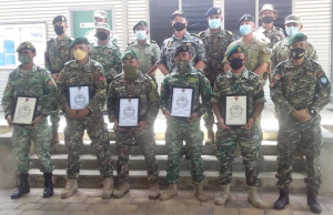 Membru FALINTIL-Forsa Defeza Timor-Leste (F-FDTL) na’in-6 ne&#039;ebé termina kursu observadór militár foto hamutuk ho Xefe Divizaun Operasaun F-FDTL, Tenente Cornel Alberto dos Santos no Diviza Internasionál sira iha Metinaro.