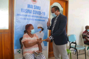 MAPKomS, Francisco  Martins Jerónimo, esplika hela ba komunidade kona-ba vasina Covid-19 doze daruak iha Munisípiu Aileu, tersa (15/06).