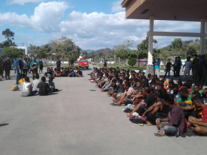 Membru GAM husi PSHT hamutuk na’in-164 ne’ebé Polri deporta mai Timor-Leste, tuur hela iha aredor fronteira terrestre Batuhade nian hodi rona instrusaun husi autoridade forsa no seguransa nian, molak transporta ba kuarentena iha Baukau, sábadu, (21/08).
