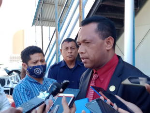 Vice-prezidente Parlamentu Nasional Luis Roberto ko&#039;alia ba jornalista sira iha resintu Parlamentu Nasional, kinta (04/06)