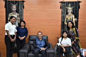 Ministru Obras Públikas (MOP), Abel Pires da Silva, hasai foto hamutuk ho ekipa parseiru sira no defisiente ne’ebé emvolve iha Gabinete Ministru.