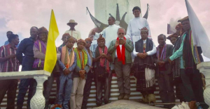 Eis Prezidente da Republika Dr. Jose Ramos Horta foto hamutuk ho Padre nain rua no mos autoridade lokal