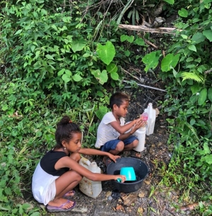 Labarik sira halo esforsu hetan be&#039;e mos iha parte balun iha Timor Leste
