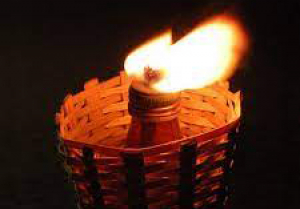 Lampu tradisional ne&#039;ebe durante ne&#039;e komunidade iha Aldeia Fatubesi utiliza.