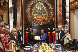 Ulun bo&#039;ot Asukai Loro Sa&#039;e entrega karta ba Prezidente da Republika, Dr. Francisco Guterres Lu Olo iha palasiu Prezidensial, (6/2)