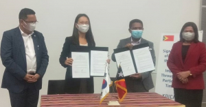 Ministru Agrikultura no Peskas (MAP), Pedro dos Reis ho Reprezentante Korea Internasinal Koperation Agency (KOICA), Eunju Cha asina Memorandum of Understanding (MoU) ba projeitu Melloramentu da kadeia de valor Agrikula atraves da partesipasaun Agrikultores iha Timor-Leste, iha Ministeriu Finansas, sesta (24/09).