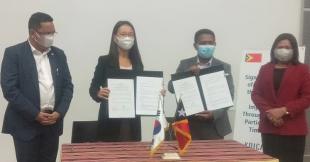 Ministru Agrikultura no Peskas (MAP), Pedro dos Reis ho Reprezentante Korea Internasinal Koperation Agency (KOICA), Eunju Cha asina Memorandum of Understanding (MoU) ba projeitu Melloramentu da kadeia de valor Agrikula atraves da partesipasaun Agrikultores iha Timor-Leste, iha Ministeriu Finansas, sesta (24/09).