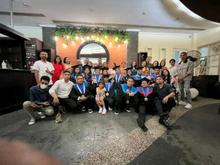 Graduadu sira foto hamutuk ho família sira iha Indonezia.