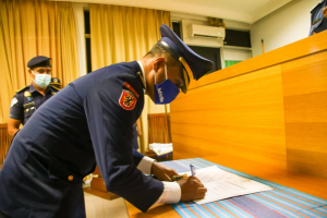 Segundu komandante iha komandu Munisípiu Dili, Superintendente Polísia Euclides da Costa Belo, asina hela dokumentus balun hafoin simu posse iha Kaikoli, kinta (01/07).