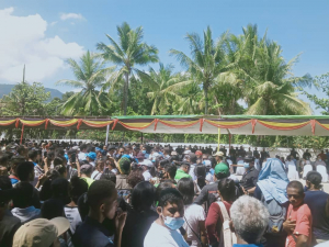 Konvidadus tuur iha mahon wainhira Komunidade no sobrevivente 12 Novembro 1991 habai iha loron manas iha rate semiteiru Santa Kruz nia oin, iha Kinta (12/11)
