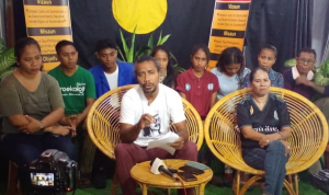 Diretór Ezekutivu Yayasan Hak, Sisto dos Santos hamutuk ho ekipa halo konferensia imprensa iha Farol, kuarta (13/04).
