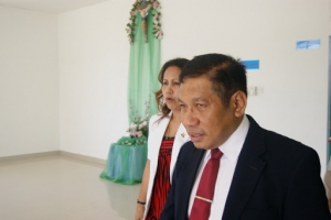 dr. Sergio Lobo iha oin no dra. Odete da Silva Viegas hamriik husi kotuk iha momentu ruma liu ba
