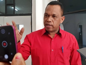 Deputadu Partidu KHUNTO, Luis da Silva Roberto ko&#039;alia ba jornalista sira iha resintu Parlamentu Nasional (28/4)
