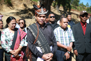 Ministru Administrasaun Estatal Dr. Miguel Pereira de Carvalho, hatais tuir Traidisaun Atsabe wainhira Inaugura  Projeitu PNDS, bá Konstrusaun Be&#039;e Mós, Sistema Gravitasaun iha Aldeia Assio, Suku Parami, Postu Atsabe, Munisipiu Ermera, (29/09)