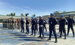 Membru PNTL no F-FDTL sira rona hela instrusaun husi Xefe Departamentu Justisa PNTL, Superentidente Xefe Agostinho Gomes, molok halo operasaun, iha Kuartel Unidade PM, Kintal-ki’ik, segunda (13/12). 