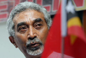 Sekretariu jeral partidu FRETILIN, Dr. Mari Alkatiri ho Bandeira Nasional