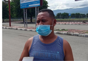 Maun husi Johanes da Costa hatoo hela nia lamentasaun konaba nia ajénsia sira kanesal nia alin nia viajen ba nasaun Korreira Sul, tanba pozitivu covid19, iha Aeroportu Internasional Nicolau Lobato, Komoro, tersa (30/03)