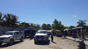 PNTL sira halo seguransa wainhira hamutuk ho serbisu Saude halo intensaun hodi evakua familia ne&#039;ebe tama ilegal mai hela iha Kampung Alor (30/3)