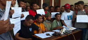 Portavoz sira husi Movimentu Universitáriu Timor-Leste (MUTL) halo hela konferénsia imprensa iha Kampus UNTL ohin (9/12).