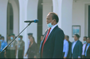 Ministru Assuntu Parlamentar no Komunikasaun Sosial (MAPKomS), Francisco Martins da Costa Pereira Jerónimo Hato&#039;o mensajen Hirak Ne&#039;e Bá funsionariu Publik Sira wainhira sai inspektor ba incar Bandeira Iha Palacio Do Governo, segunda (5/10). 